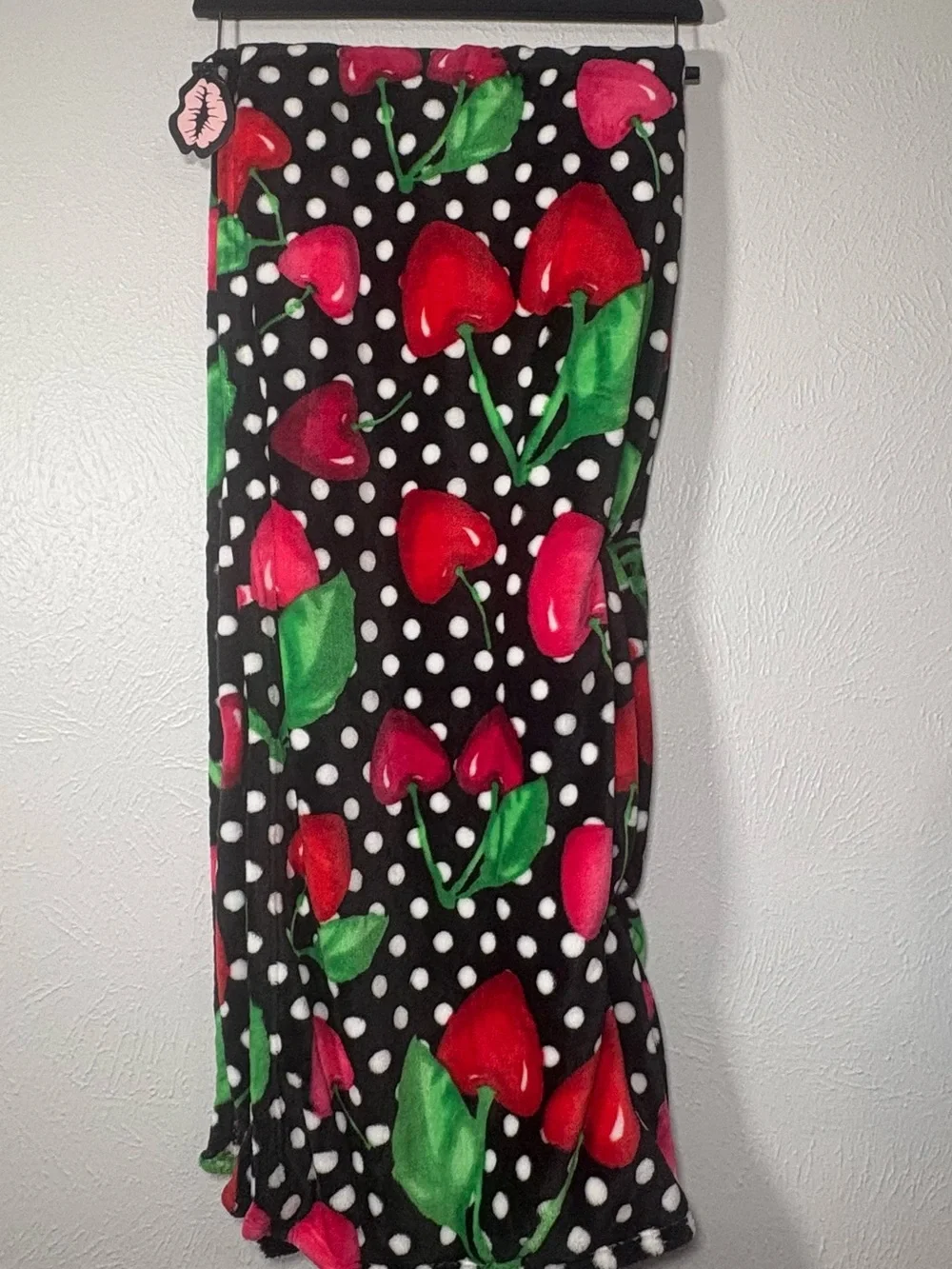 Betsey Johnson Black Cherry Plush  Throw  blanket size 50x70in  - Black/Red